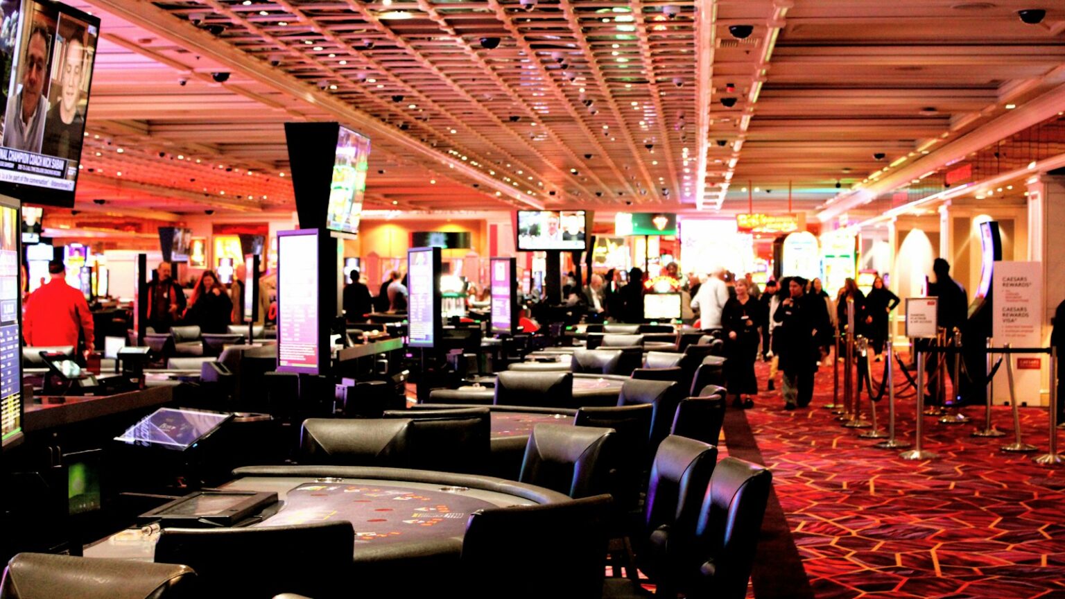 Crypto Casino Online: Guida Completa per Iniziare a Giocare Bàn chơi casino trực tuyến sang trọng thể hiện không gian giải trí của một nhà cái uy tín. (Photo by Tyson Milanovich on Unsplash)